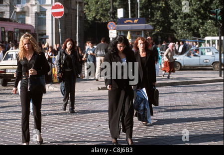 Bukarest, Rumänien. Straßenbild; Menschen auf einer belebten Straße; Fußgänger. Stockfoto