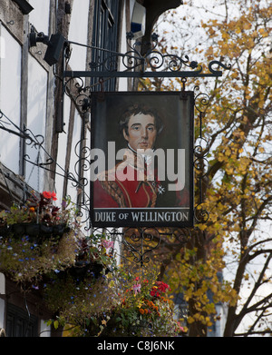 Pub Schild "Duke of Wellington" Public House hängend, Stockfoto