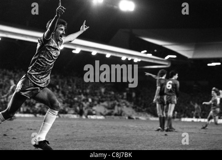 Liverpool V Walsall Town an der Anfield Road 02.07.1984 Walsall Ersatz Kevin Summerfield feiert nach seinem Tor zum 2: 2 machen Stockfoto