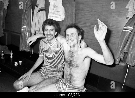 Liverpool V Walsall Town an der Anfield Road 02.07.1984 Walsall Spieler Kevin Summerfield und Richard O'Kelly nach Zeichnung mit 2: 2 Stockfoto