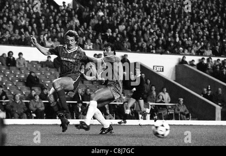 Liverpool V Walsall Town an der Anfield Road 02.07.1984 Rummenigge Alan Kennedy und Walsall Spieler Mark Rees Stockfoto