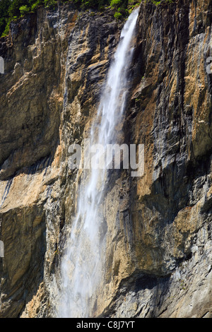 Alpen, Bach, Bach, Berg, Berge, Kanton Bern, Berner Oberland, Felsen, Felsen, Felswand, Frühling, Bergen, Lauterbrun Stockfoto