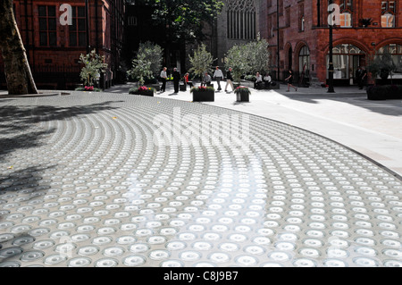 London street scene Carlos Place & Mount Street Mayfair Pflaster Sanierung Glas Linsen in "Ruhe" Wasserspiel von Tadao Ando West End U Stockfoto