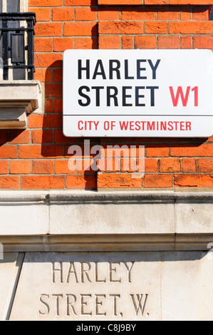 Alte und neue Arten in ihrer Schöpfung, Straßenschilder auf Seiten der Backstein oder Stein Wand für die berühmten Harley Street Lage in Westminster London England Großbritannien Stockfoto