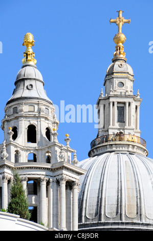 Touristen auf der Beobachtung & Aussichtsplattform über der Kuppel der St. Pauls Kathedrale auf einem blauen Himmel sonnigen Tag Stadt London England Großbritannien Stockfoto