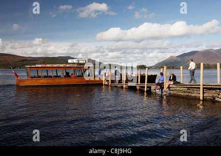 Touristen einsteigen [Boot] am Steg in der Freizeit Kreuzfahrt, "Derwent Water", [Lake District National Park], Cumbria, England, UK Stockfoto