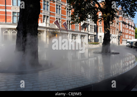 London street scene Dampf Nebel Dampfwolke auf "Stille" angehoben Wasserspiel & Baum Grills von Tadao Ando in Carlos Place Mayfair, London West End ENGLAND Stockfoto