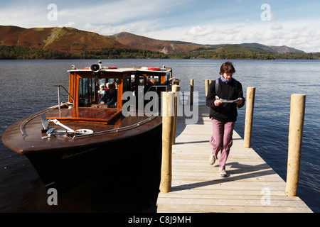 "Derwent Water" [Boot], weibliche Touristen zu Fuß auf Holzsteg, [Lake District National Park], Cumbria, England, UK Stockfoto
