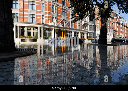 Bäume in der angehobenen schattig Wasserspiel Teich von Tadao Ando Reflexion vor Luxus Connaught Hotel von außen Gebäude & Autos Mayfair, London West End ENGLAND Stockfoto