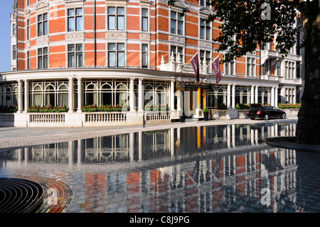 Front Luxus 5* Connaught Hotel Äußere Reflexion Mayfair "Silence" erhöhte Wasserspiele und Baum von Tadao Ando Carlos Place London West End UK Stockfoto