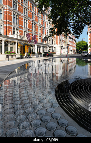 Nahaufnahme Glas Linsen & Wasser verfügen Oberflächenreflexionen "Silence" von Tadao Ando im 5 Sterne Luxus Connaught Hotel Carlos Place Mayfair UK erstellt Stockfoto