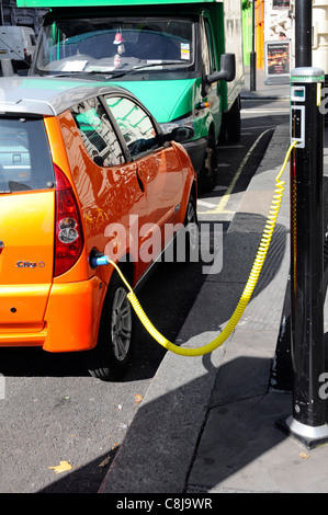 Elektro-Auto Bahnhof Ladekabel angeschlossen an aufladen Poller London UK Stockfoto