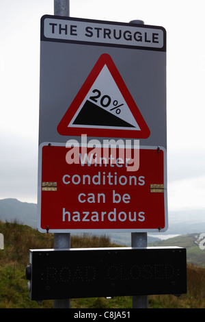 [Schild] Warnung des steilen Gradienten, "Kirkstone Pass", "Lake District", Cumbria, England, UK Stockfoto