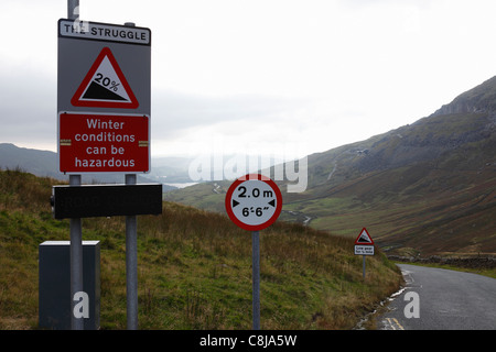 "Kirkstone Pass", [Verkehrszeichen] auf steilen Hügel, "Lake District", Cumbria, England, UK Stockfoto