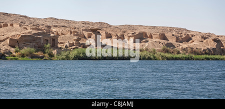Panorama-Aufnahme der Ansicht des Gebel Silsila Sandstein Steinbruch am Westufer des Nils, in der Nähe von Assuan, Süden von Ägypten Stockfoto