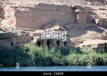 Ansicht der Schreine am Gebel Silsila Sandstein Steinbruch am Westufer des Nils, in der Nähe von Assuan, Süden von Ägypten Stockfoto