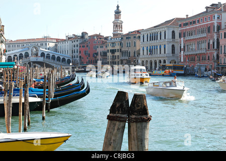 Canal Grande mit der Rialto-Brücke im Hintergrund, Venedig Italien Stockfoto