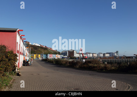 Die bunten Hummerbuden (Hummer Hütten) im Hafen von Helgoland an einem sonnigen Tag. Stockfoto