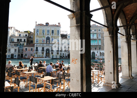 Straßencafé Umgebung am Rande des Canal Grande, Venedig Italien Stockfoto