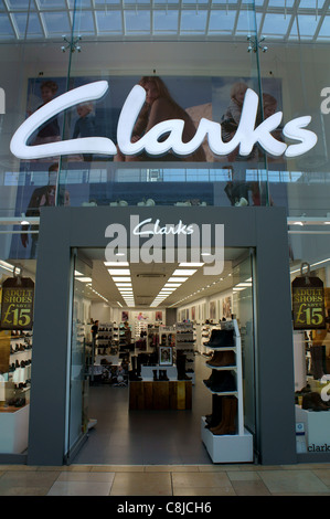 Clarks speichern in St Davids 2 shopping-Arkade, Cardiff, Südwales, UK Stockfoto