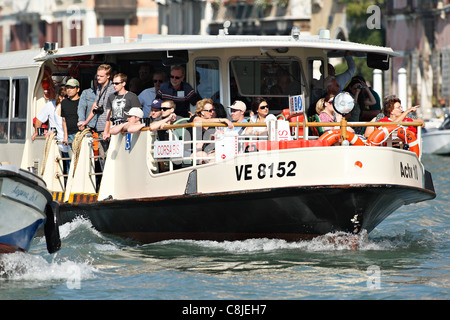 Nahaufnahme einer Fähre über den Canal Grande, Venedig Italien Stockfoto