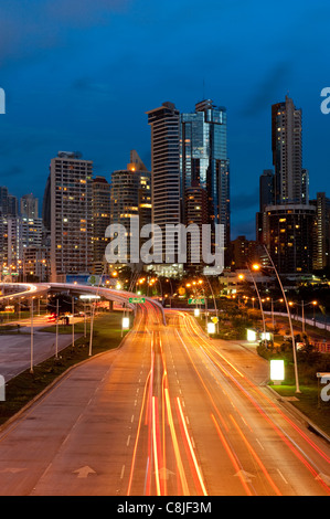 Nachtansicht der Wolkenkratzer von Punta Paitilla von Cinta Costera bayside Straße, Panama City, Panama, Mittelamerika. Stockfoto