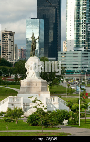 Balboa-Denkmal und Wolkenkratzern auf Hintergrund. Cinta Costera bayside Straße, Panama City, Panama, Mittelamerika. Stockfoto