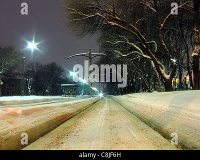 Blick auf Straßenbahn-Schienen bei Winternacht Stockfoto