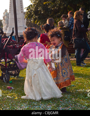 Nizza, Frankreich, große Menschenmengen, kleine Kinder, Mädchen in Fancy Dress, Kinder, genießen jährliche Karnevalsveranstaltungen auf dem Street Festival, von hinten, im Public Park Stockfoto