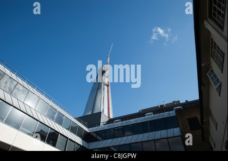 Der Shard Bürogebäude an der London Bridge im Bau, gesehen vom Hof des George Inn Stockfoto