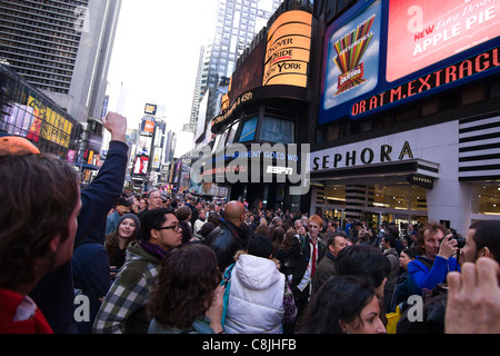 OCCUPY WALL STREET Bewegung geht weltweit Schriftrollen in den ABC News Gebäude in Times Square New York City am 15. Oktober 2011 Stockfoto