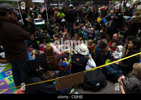 Eltern für Occupy Wall Street sammeln innen Zuccotti Park mit ihren Kindern und nehmen in einem Trommel-Kreis am Okt 21 Stockfoto