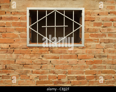 Metall-Gitter im Fenster eine Mauer Stockfoto