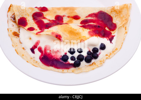 Crepe mit Eis, Beeren-Topping und Heidelbeeren. Stockfoto