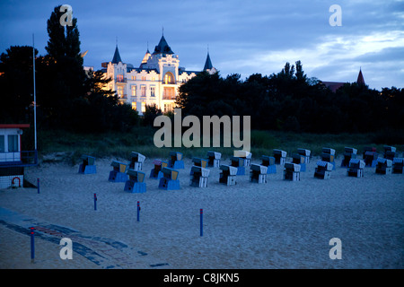 Hotel Zinnowitz Palace und Liegestühle "Strandkorb" am Strand in Zinnowitz, Insel Usedom, Mecklenburg-Vorpommern, Deutschland Stockfoto