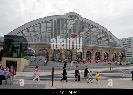 Außenansicht des Lime Street Railway Station in Liverpool, Vereinigtes Königreich. Stockfoto