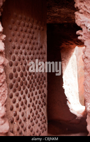 Original geschnitzt und verziert Olivenholz Tür in den Fels gehauene Kirche Bet Gabriel-Rufael in Lalibela, Nord-Äthiopien, Afrika. Stockfoto