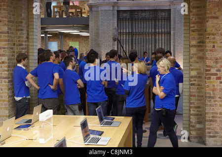 Mitarbeiter vorbereiten für den Start des iPhone 4 s im Apple Store Covent Garden in London. Stockfoto