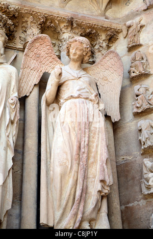 Die berühmte lächelnde Engel Statue auf die Kathedrale von Reims in Frankreich Stockfoto