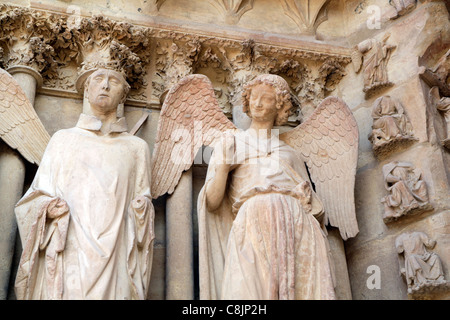 Die berühmte lächelnde Engel Statue auf die Kathedrale von Reims in Frankreich Stockfoto