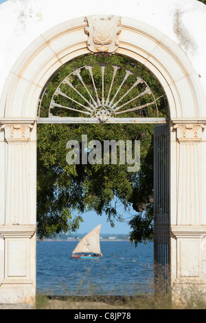 Dhau eingerahmt in eine alte koloniale portugiesische Tür auf Ilha Mosambik. Stockfoto