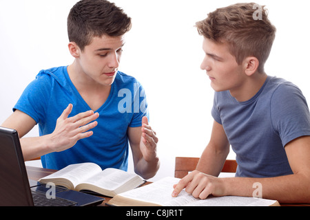 Zwei junge Burschen, die Bibel zu studieren Stockfoto