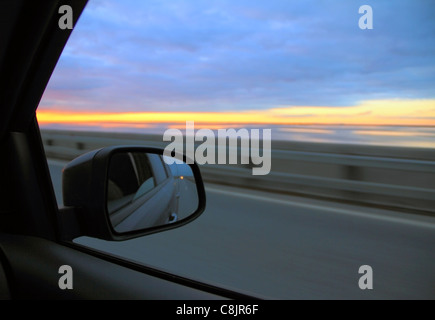 Blick in den Rückspiegel im Auto auf Autobahn Stockfoto