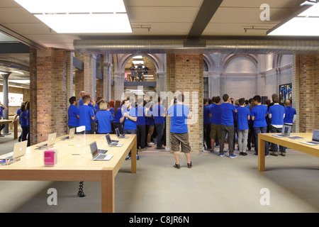 Mitarbeiter vorbereiten für den Start des iPhone 4 s im Apple Store Covent Garden in London. Stockfoto