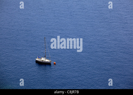 Weiße Yacht im blauen Meer, Luftbild. Oia, Santorin, Griechenland. Stockfoto