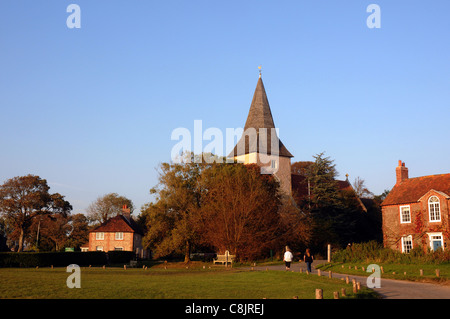 DREIFALTIGKEITSKIRCHE BOSHAM MIT SEINEM SÄCHSISCHEN TURM VERFÜGT ÜBER IN BAYEAUX TAPESTRY NACH KÖNIG HAROLD SET AUS DER NORMANDIE AUS DER Stockfoto