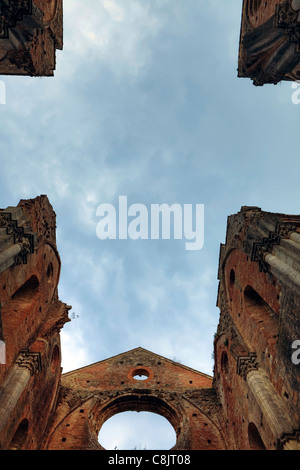 San Galgano ist eine alte dachlose Abtei in der Toskana in der Nähe von Siena Stockfoto