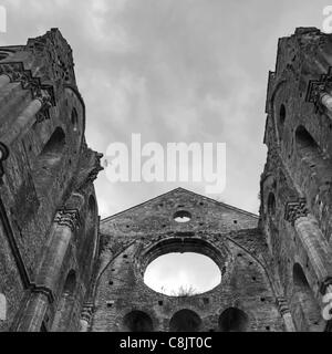 San Galgano ist eine alte dachlose Abtei in der Toskana in der Nähe von Siena Stockfoto