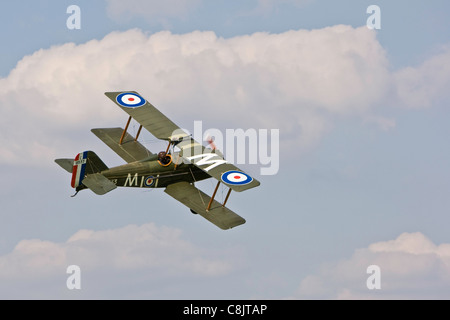 Royal Aircraft Factory SE 5A Replica C9533 M G-BUWE Banking in blauer Himmel mit weißen Wolken zeigen Pilot mit Leder-Kopfhörer Stockfoto