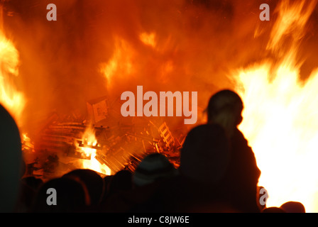 Ein Mann am Lagerfeuer in Wolverhampton in der Feier der Kerl Fawkes Nacht beobachten. Stockfoto